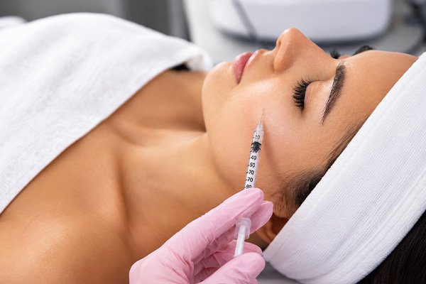 paciente aplicandose skinbooster