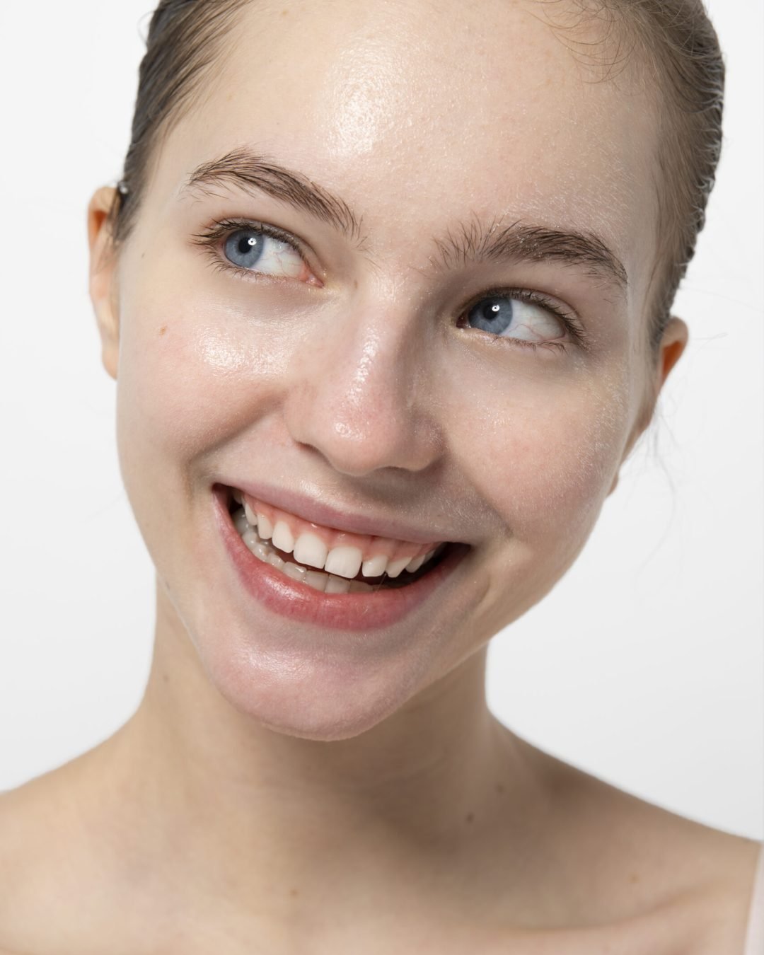 smiley-young-woman-posing-front-view